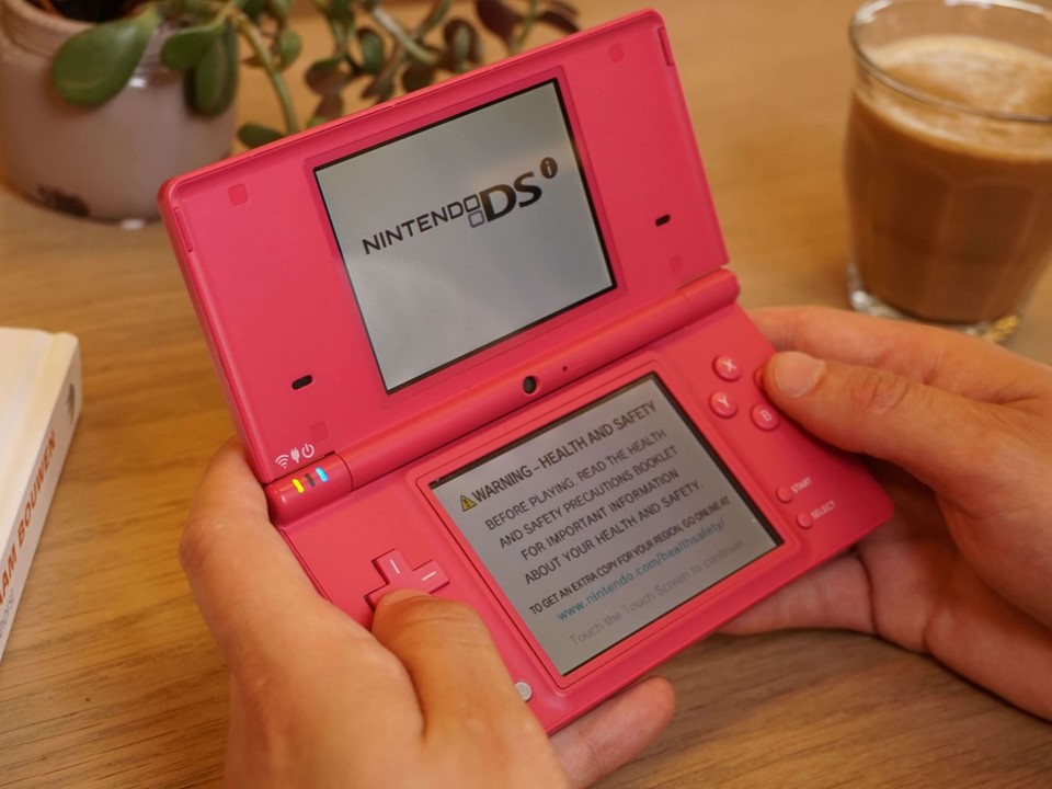 Nintendo DSi - Red - Nintendo DS Hardware - 3