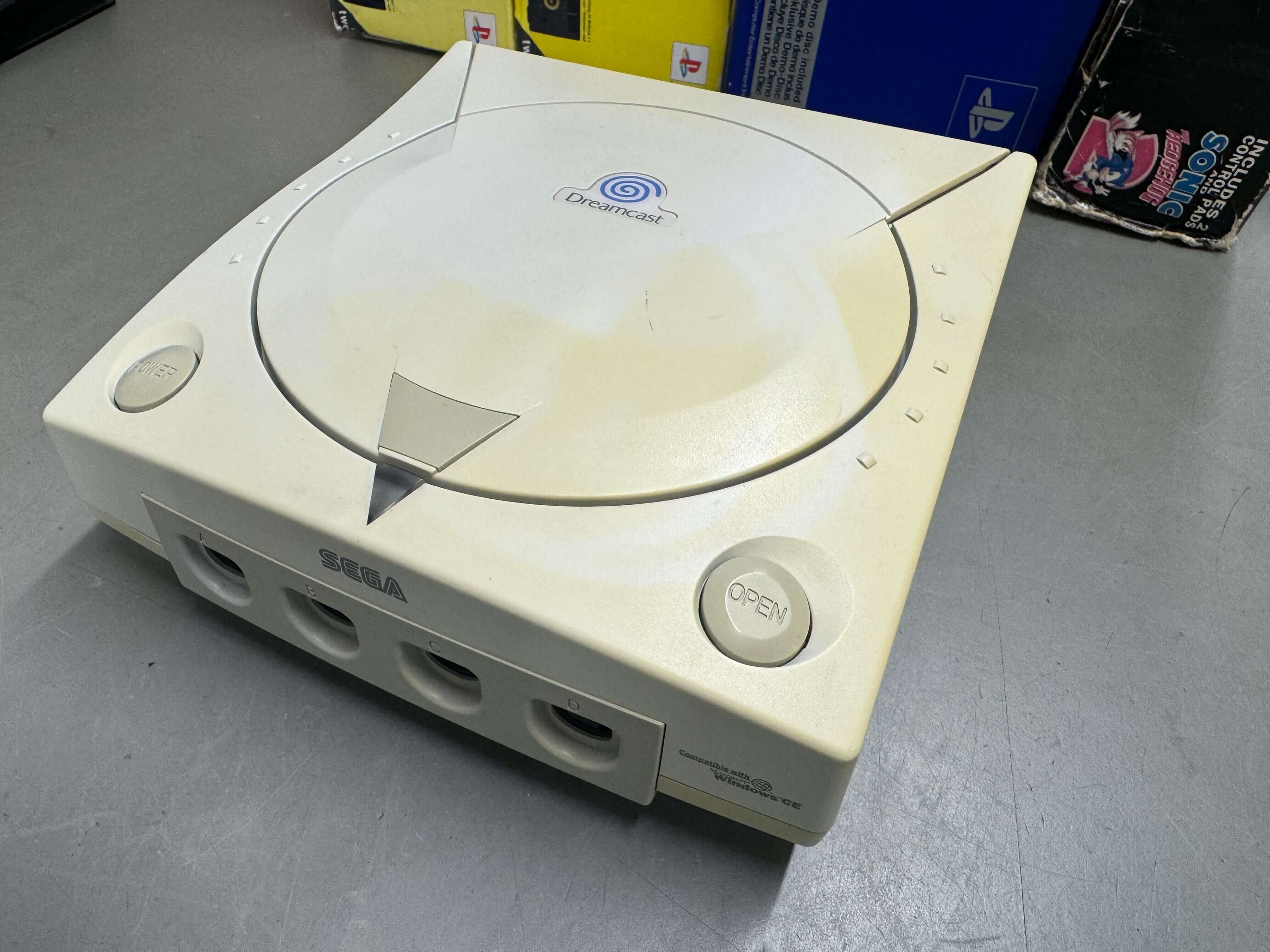 Sega Dreamcast Console - Sega Dreamcast (Laser makes noise, but works) - Outlet - Outlet - 2