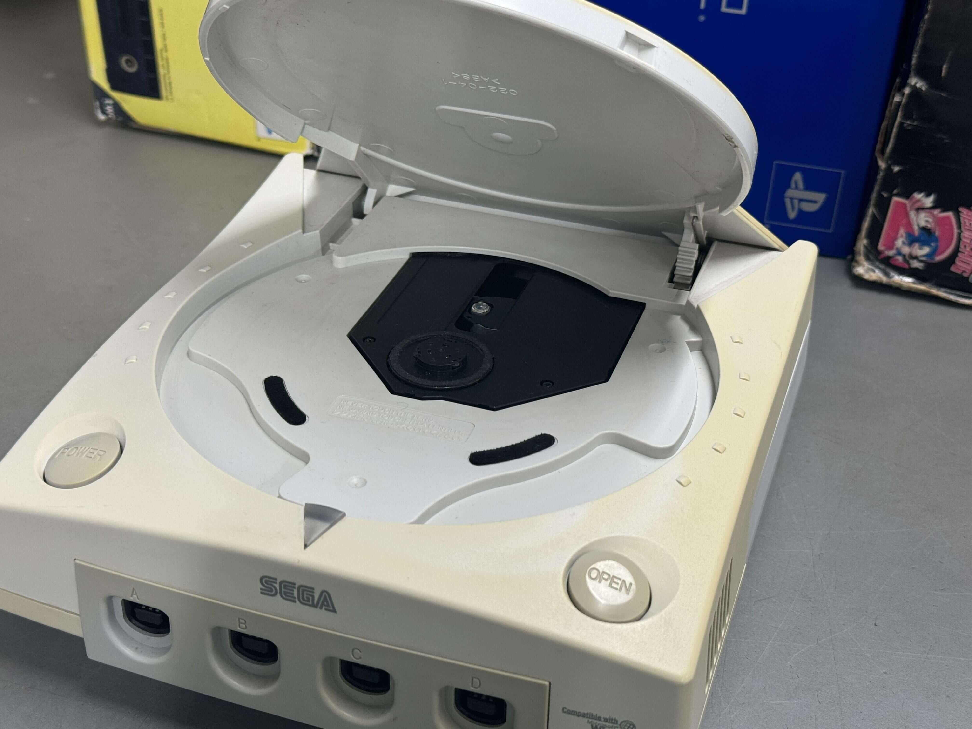 Sega Dreamcast Console - Sega Dreamcast (Laser makes noise, but works) - Outlet - Outlet - 3